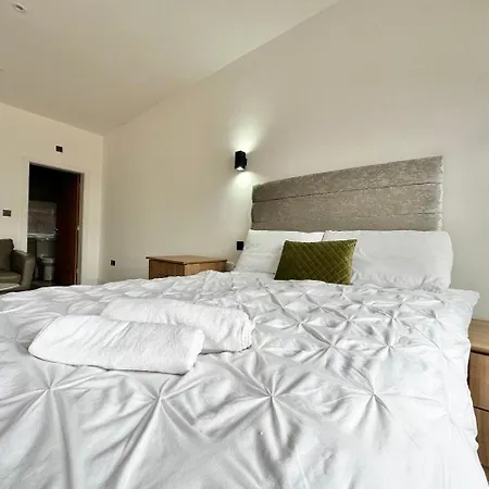 Cute, Stylish 1 Bedroom *