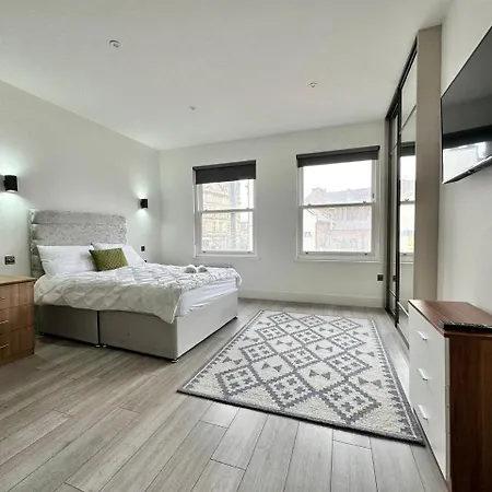 Cute, Stylish 1 Bedroom דירה *