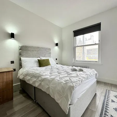 Cute, Stylish 1 Bedroom *