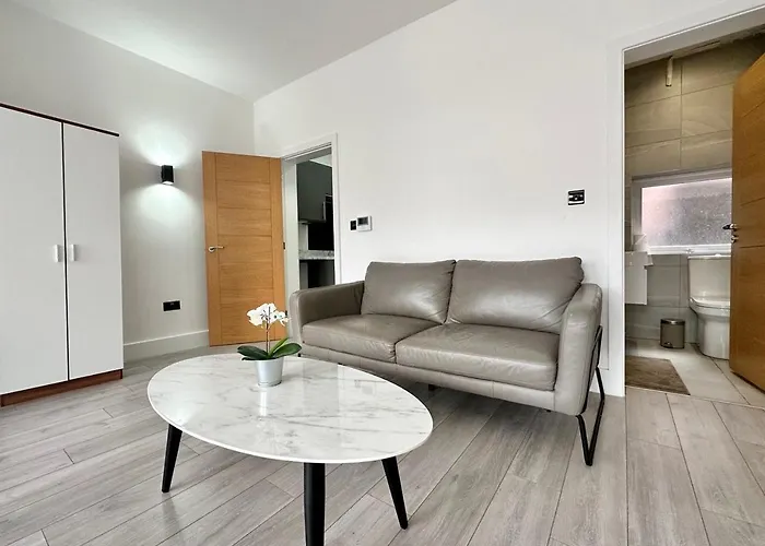 Cute, Stylish 1 Bedroom Apartment *