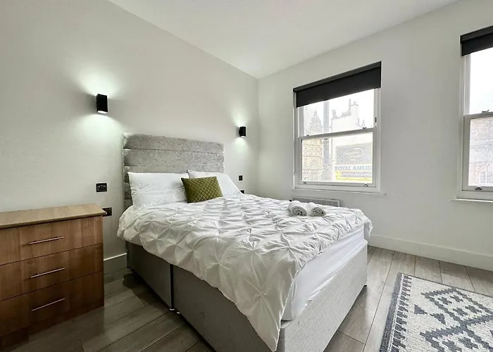 Cute, Stylish 1 Bedroom *