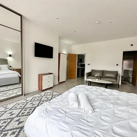 Cute, Stylish 1 Bedroom 利兹
