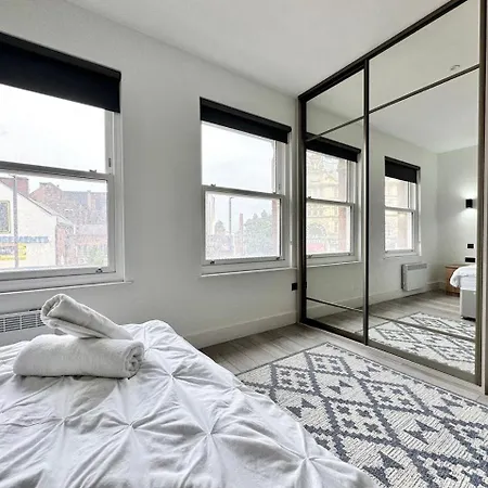 Cute, Stylish 1 Bedroom 利兹